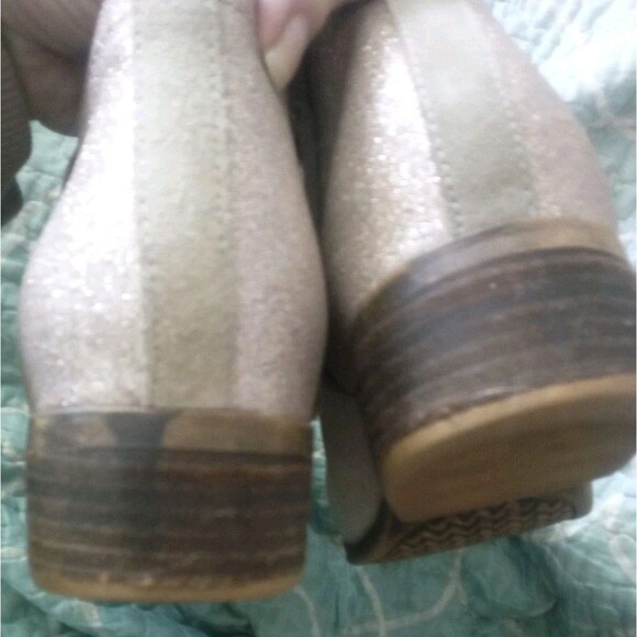 Women's Size 7 TOMS Tan Suede/Glimmer Glitter Ankle Boot Bootie Shoe Read - Picture 8 of 10